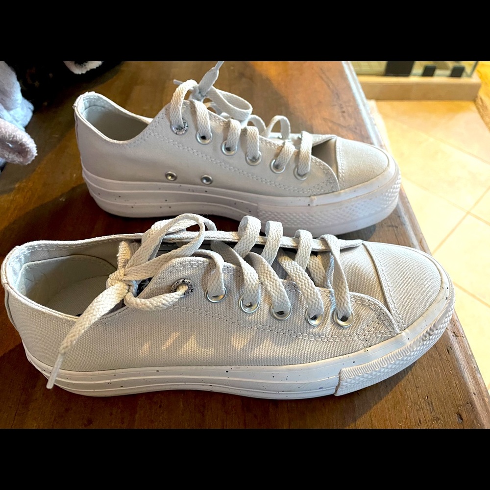 Women’s converse size 6 Grey platform